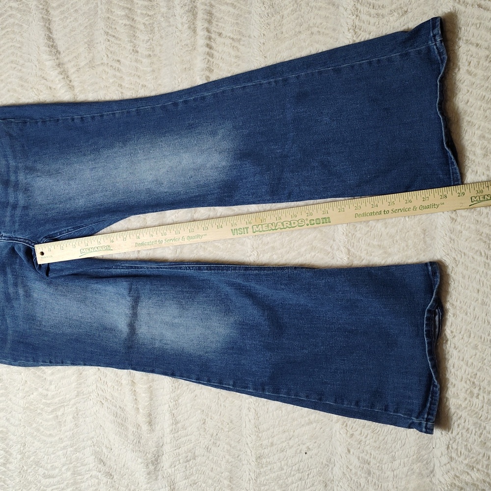 Women's Medium Wash Denim Blue Jeans Old Navy Size 12 Flare - Picture 4 of 8